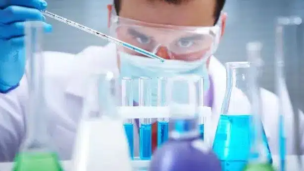 تصویر پژوهشگری در حال آزمایش ترکیبات شیمیایی